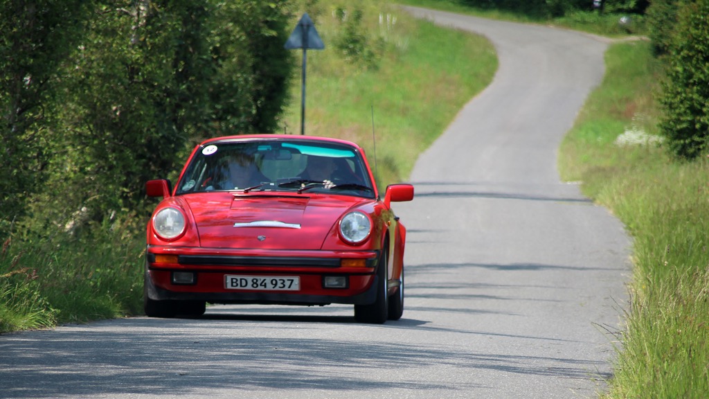 Det lokale far og søn hold fra Fårvang og Silkeborg, Leif Poulsen, Fårvang og Kent Poulsen, Silkeborg deltager i Leif Poulsens røde Porsche 911 Carrera fra 1976.
(Foto: Bjarne Andersen)